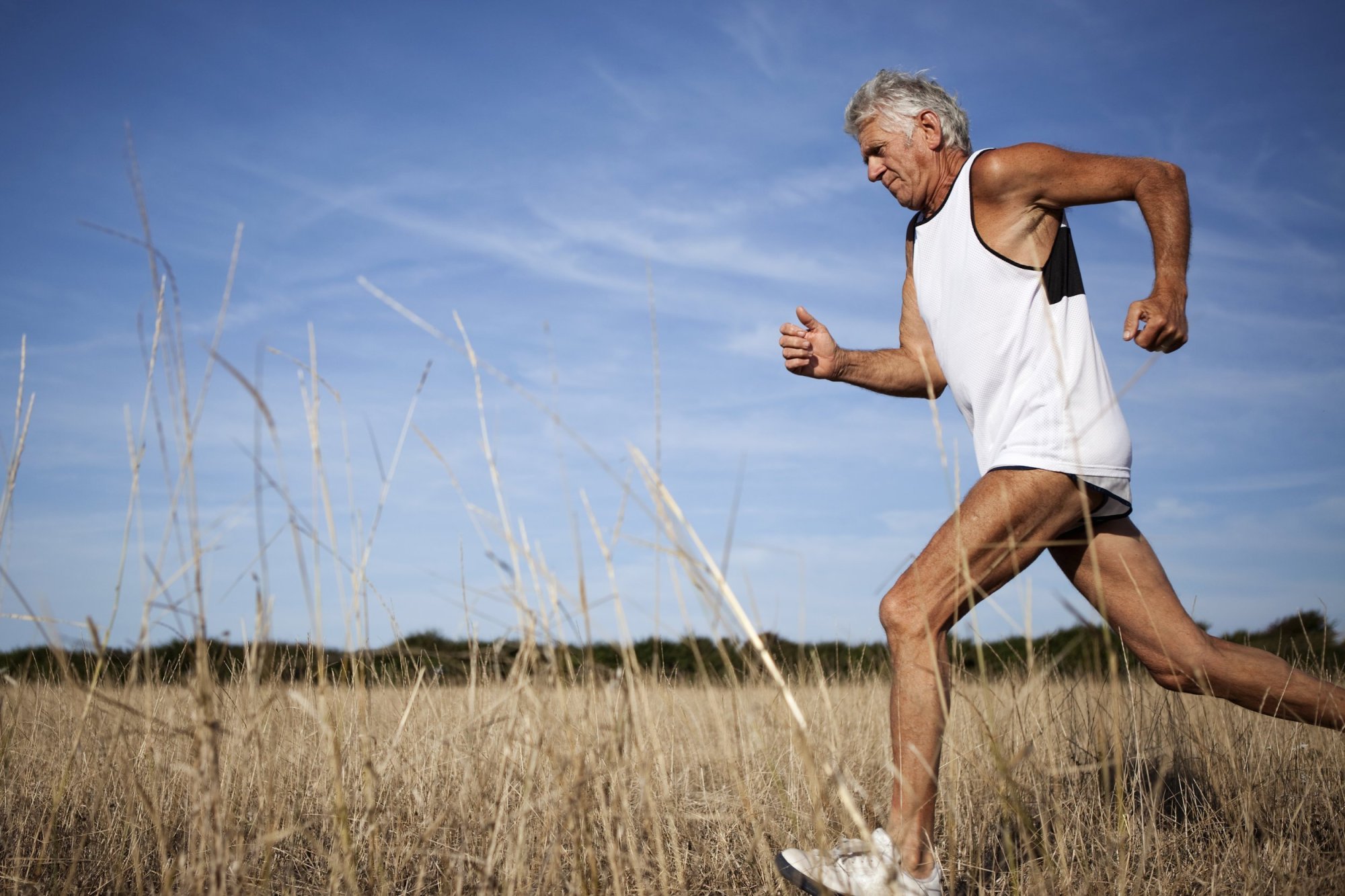 Oldest running. Старики на пробежке. Старик бежит. Дедушка бежит. Спортивные старики.